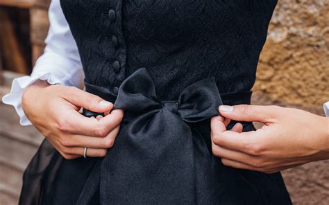 Dirndl tradizionale e semplice di contadina