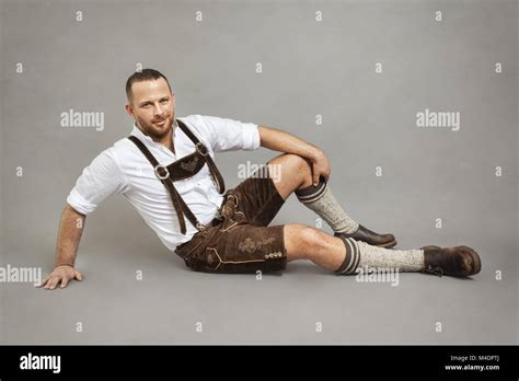 Uomo in Lederhosen tradizionale