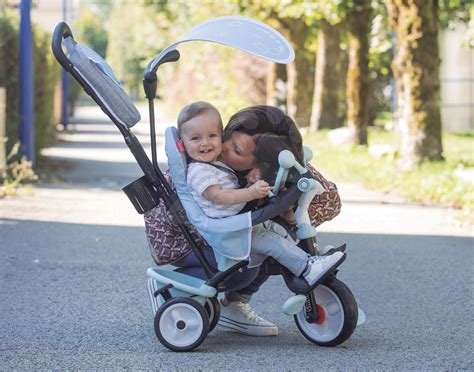Triciclo passeggino in modalità passeggino con bambino
