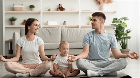 Illustrazione di un genitore che stringe un bullone sul triciclo del bambino