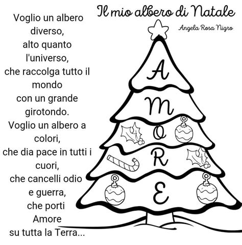 Bambini che recitano una poesia di Natale davanti a un albero