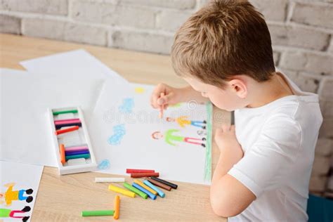 Bambino che disegna il presepe