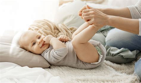 Bambino che fa il cambio pannolino con salviettine all'acqua