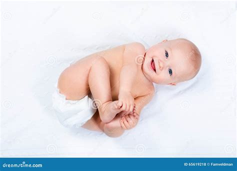 Bambino sorridente che indossa un pannolino a mutandina