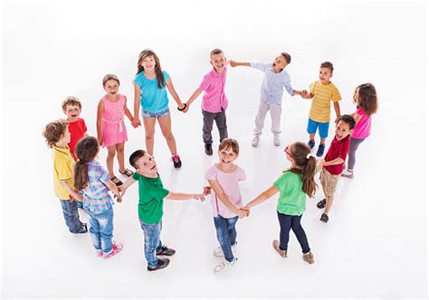 Bambini che giocano a girotondo
