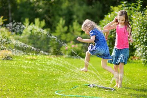 Bambine che giocano a giocatrocche in un cortile