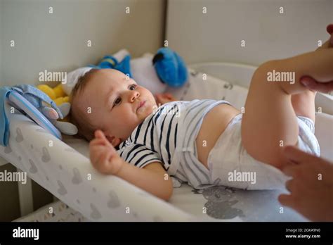 genitore che cambia pannolino con neonato sorridente