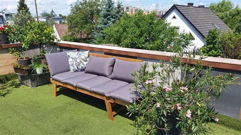 Vista ravvicinata di un lettino in legno con finitura grigio contemporanea