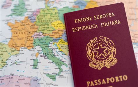 Documenti e passaporto su mappa