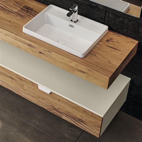 Mobili lilla con dettagli bianchi e in legno