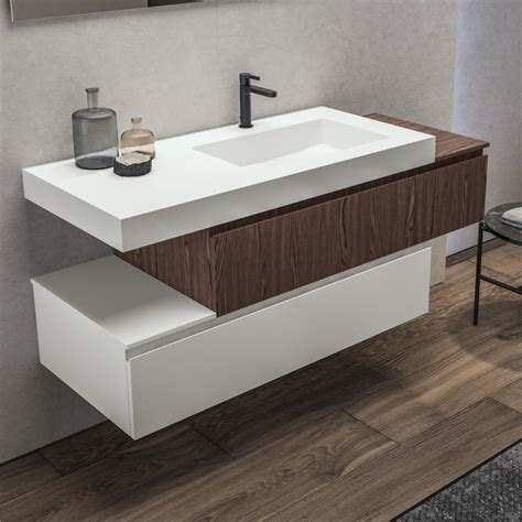 Dettaglio di un moderno mobile da bagno sospeso con finitura in resina