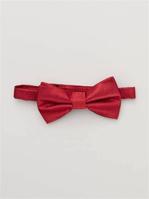 Modello di bambino con cardigan e papillon rosso