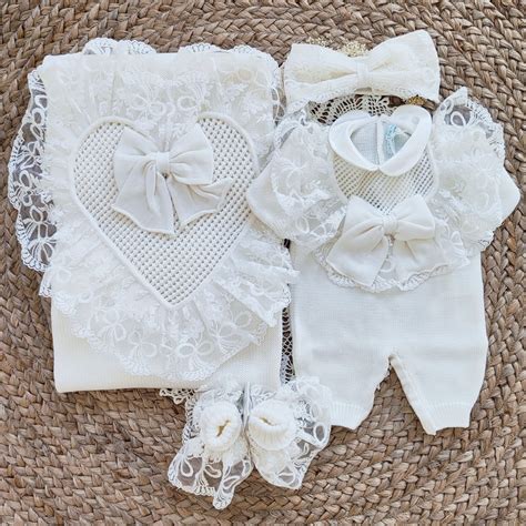 Set completo di accessori per neonato: cappellino, copertina e bavette