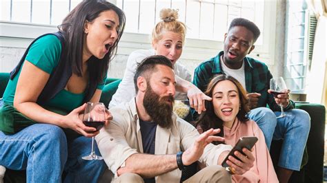 Sacerdote che utilizza i social media
