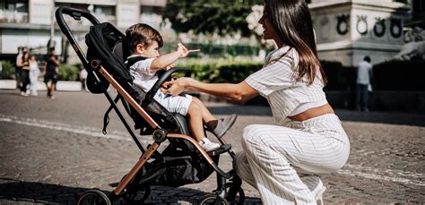 Passeggino leggero in ambiente urbano con un bambino