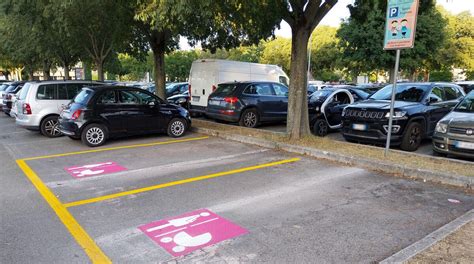 Parcheggio rosa per donne incinte