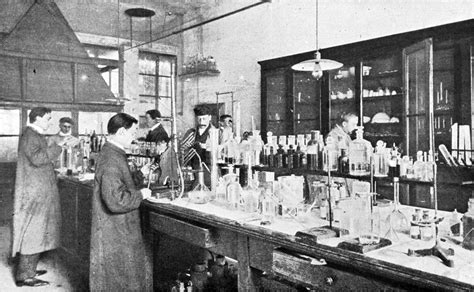 rappresentazione storica di un laboratorio scientifico dell'Ottocento