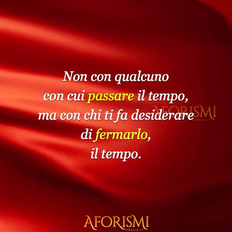 Una selezione di bavaglini colorati con diverse tipografie e frasi creative dedicate alla paternità.