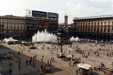 Panorama notturno di Milano degli anni 90 con riferimenti visivi al clima di Tangentopoli