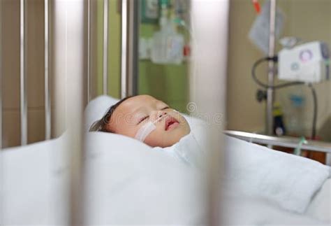 Bambino che riceve cure mediche