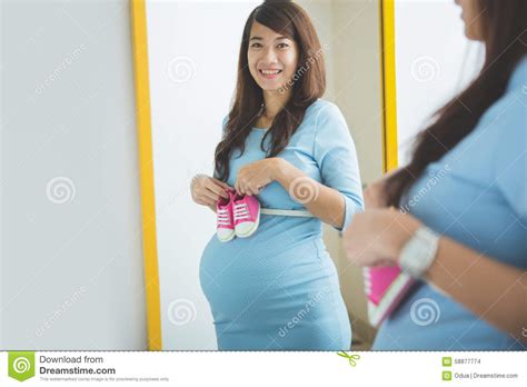 Donna incinta che sorride ricevendo un regalo