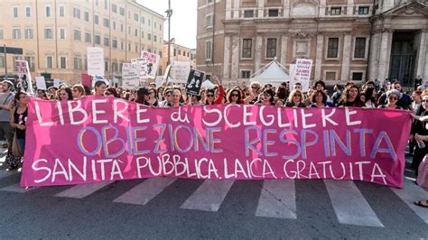 Donne che manifestano per il diritto all'aborto