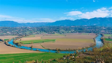 veduta panoramica dei vigneti dell'azienda agricola ciucci tra la valle del tevere e i monti amerini