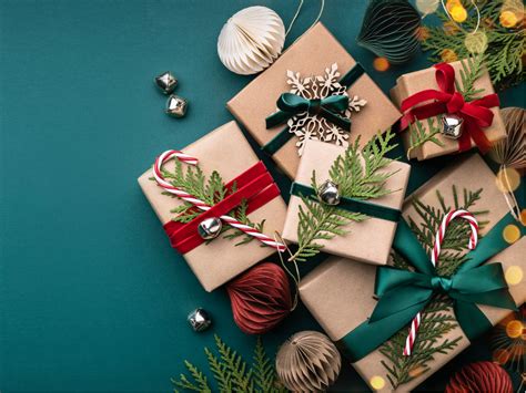 donna incinta che sceglie regali di Natale con atmosfera accogliente