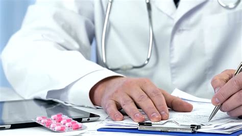 Medico che prescrive farmaci a paziente