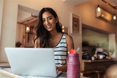 Donna che lavora al computer a casa