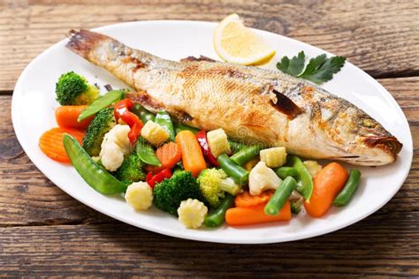 Piatto sano con verdure e pesce