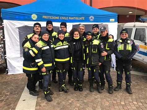Un gruppo di volontari della Protezione Civile
