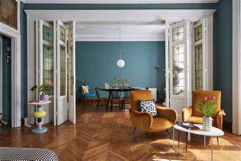 Comparazione tra un corredo antico e uno moderno con fantasie e tessuti differenti