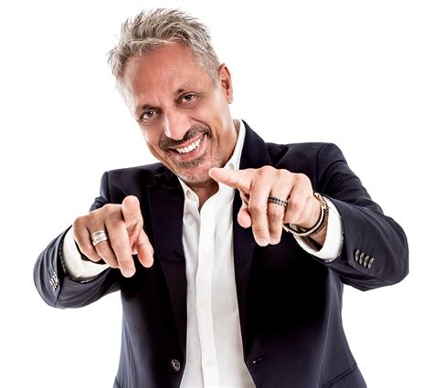 Ritratto fotografico di Max Pisu durante uno spettacolo dal vivo