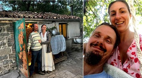 Famiglia che monta una culla da campeggio in un bosco soleggiato