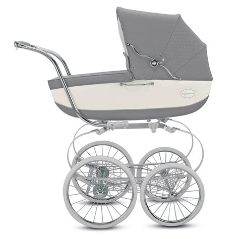 Carrozzina Inglesina con bambino che dorme serenamente