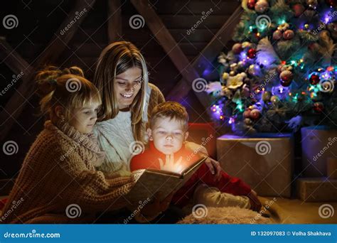 Famiglia che legge poesie di Natale
