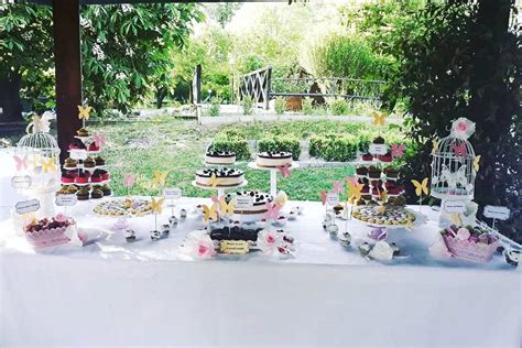 Un elegante buffet di dolci e salati allestito in un giardino per un piccolo ricevimento familiare