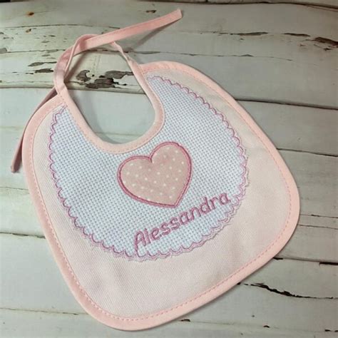 bavaglino artigianale con decorazione a cuore e coccinella