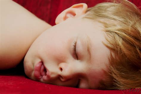 Bambino che respira serenamente dopo aver usato Narhinel