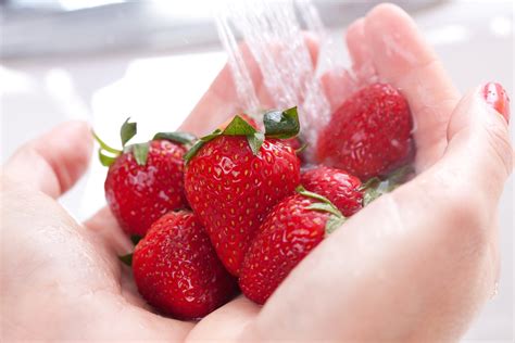 Igiene in cucina: lavaggio corretto di frutta e verdura per il neonato