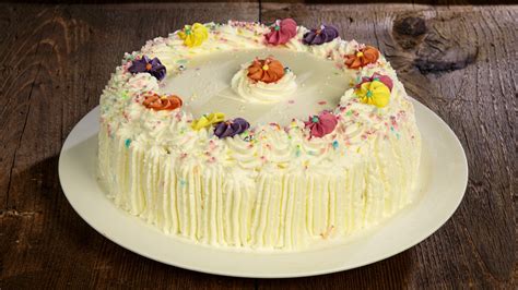 Torta di compleanno con decorazioni tenere e festose