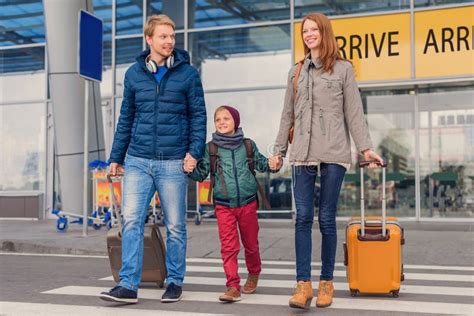 famiglia in viaggio con bambino piccolo in aeroporto
