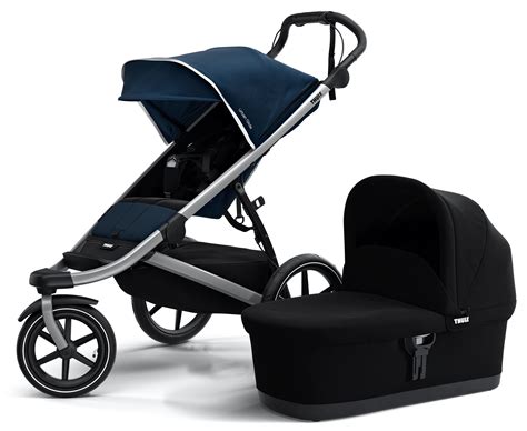 Passeggino sportivo ad alte prestazioni in un ambiente urbano