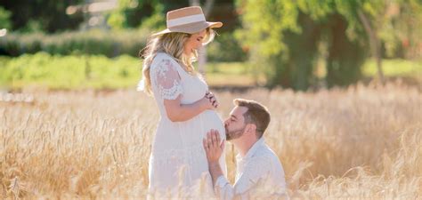 Una donna in dolce attesa in un ambiente domestico confortevole e rilassato