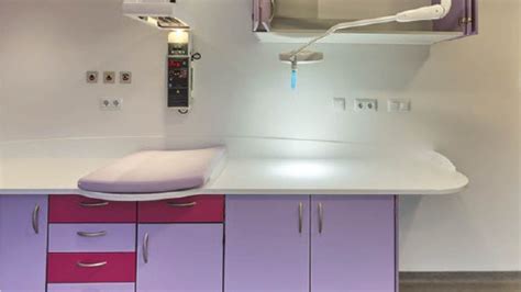 Un'immagine che illustra una sala parto umanizzata in ambiente ospedaliero