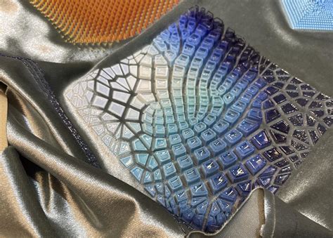 Dettaglio ravvicinato della stampa 3D su tessuto rosso di un costume da supereroe