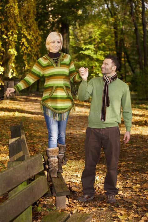 Coppia felice che passeggia in un parco