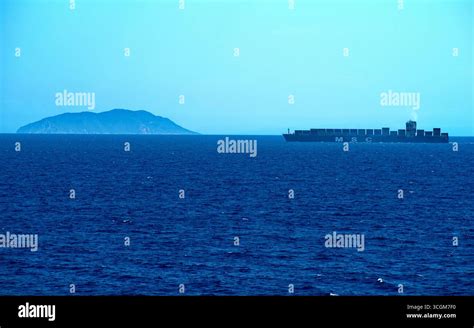 Una nave traghetto in navigazione su un mare calmo durante una giornata estiva