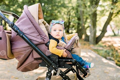 Bambino felice su un passeggino leggero